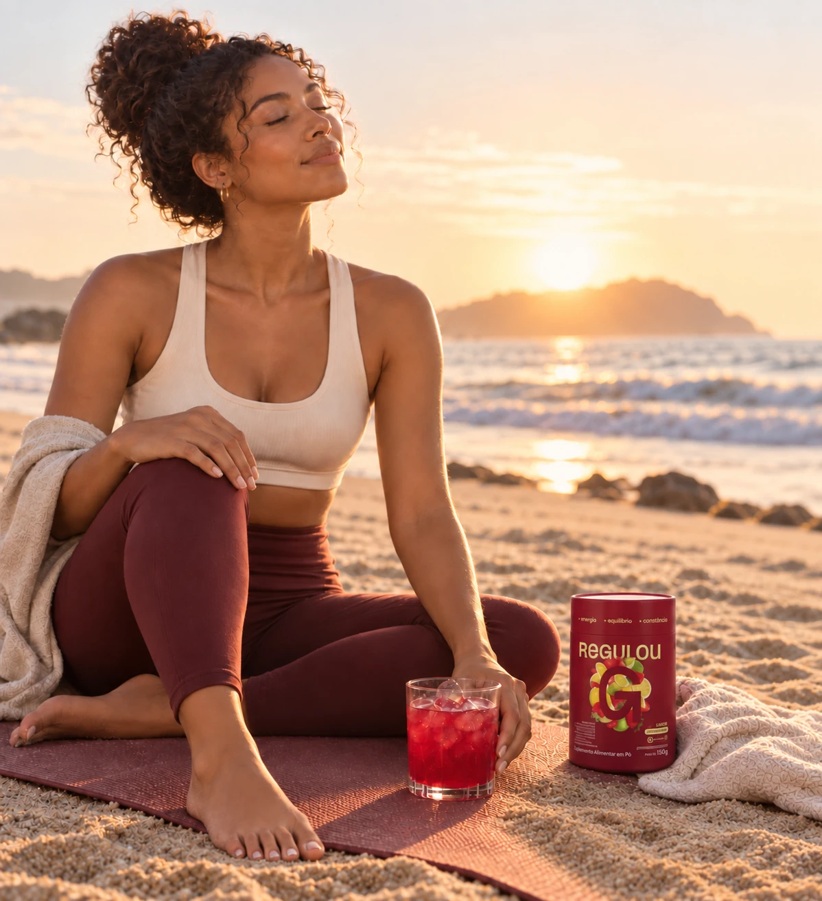 Mulher na praia com o REGULOU